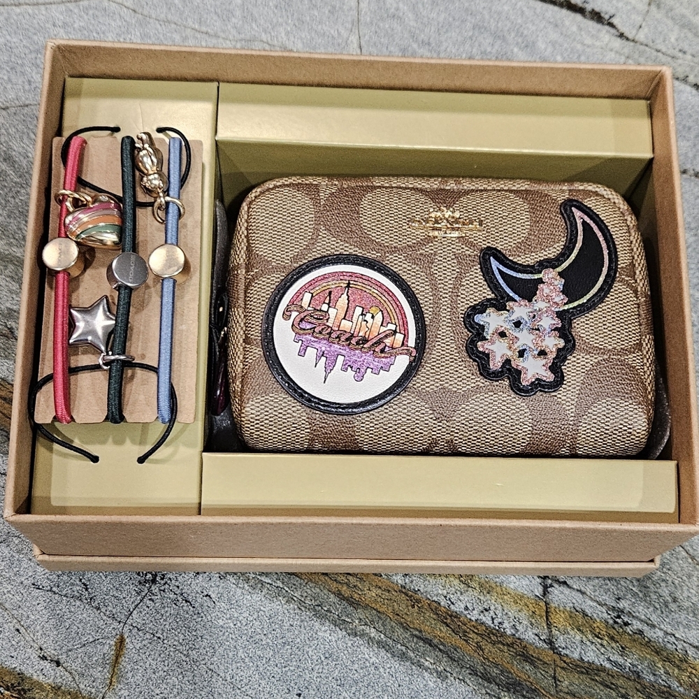 Coach Signature Zip Wallet Patch Detail + Hair Ties Gift Set